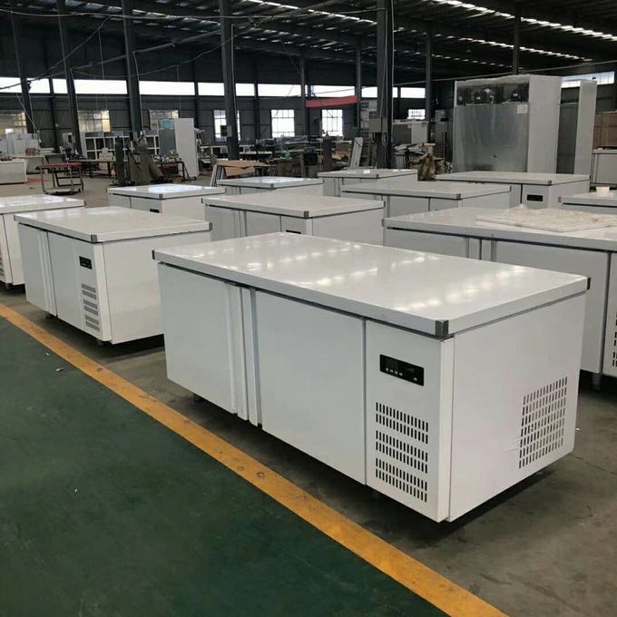 Établi commercial de réfrigérateur d'acier inoxydable dans l'arrière-cuisine du restaurant 1 d'hôtel