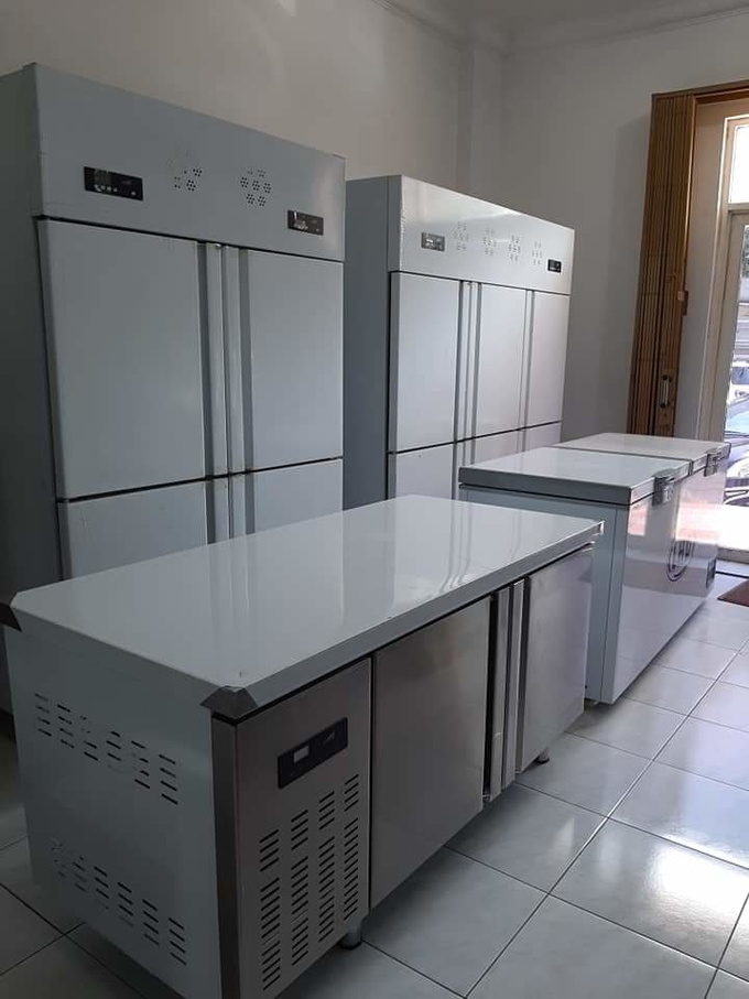 Établi commercial de réfrigérateur d'acier inoxydable dans l'arrière-cuisine du restaurant 4 d'hôtel