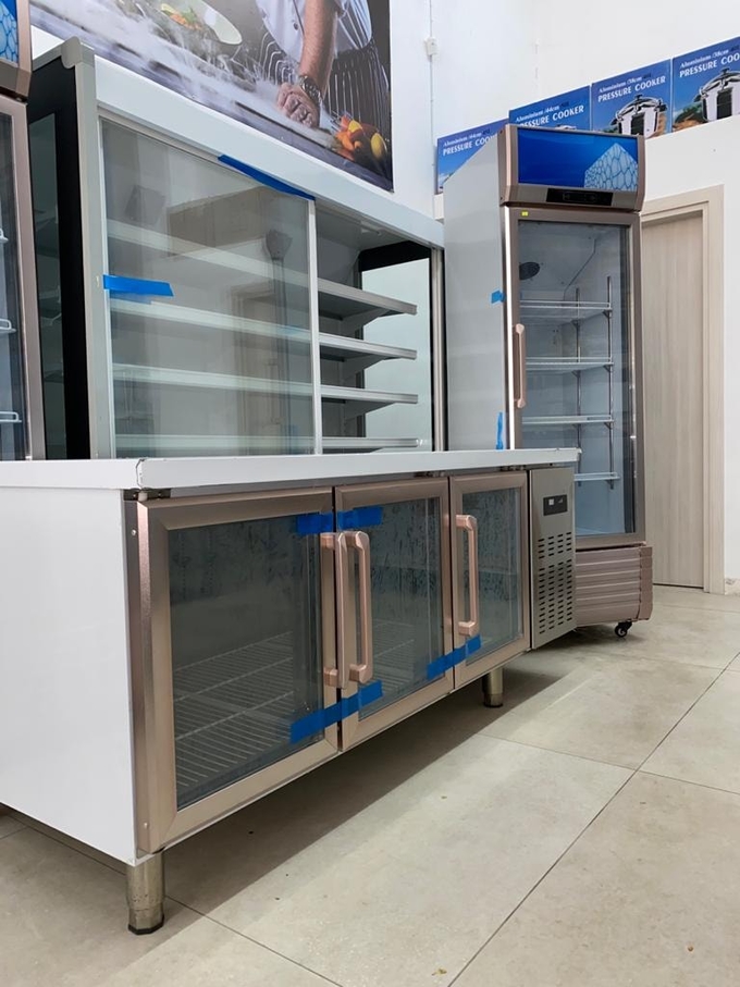 Établi commercial de réfrigérateur d'acier inoxydable dans l'arrière-cuisine du restaurant 3 d'hôtel