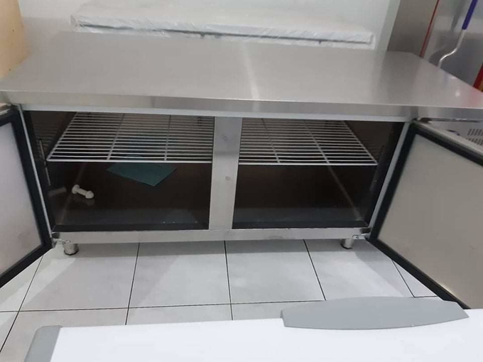 Établi commercial de réfrigérateur d'acier inoxydable dans l'arrière-cuisine du restaurant 8 d'hôtel