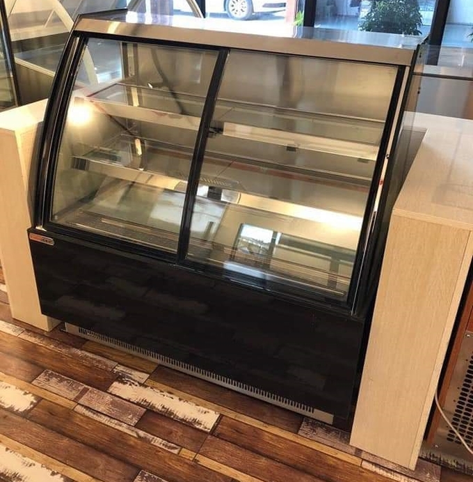 Gâteau refroidi par air incurvé 6 de conservation frais de Front Face Refrigerated Display Cabinet